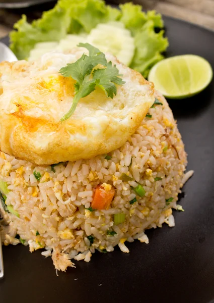Krabba stekt ris med stekt ägg — Stockfoto