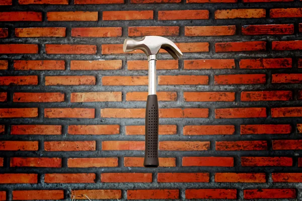 Ziegelwände und ein Hammer — Stockfoto