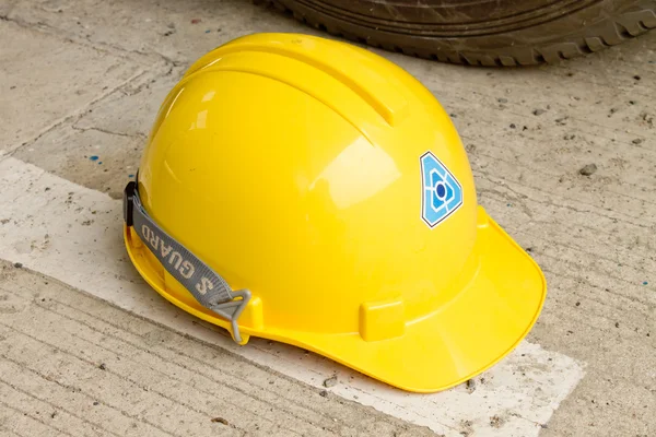 Gelbhelm. Hintergrund ist eine weiße Beschreibung: gelber Helm. das Rückgrat — Stockfoto