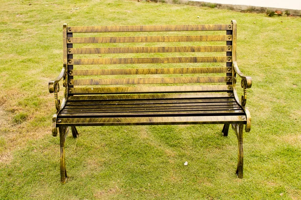 Goldener Stuhl auf den Rasenflächen — Stockfoto