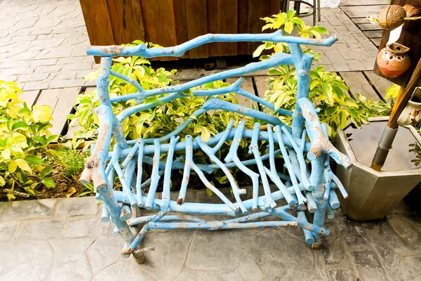 Stare niebieskie krzesło na posadzki cementowe — Zdjęcie stockowe