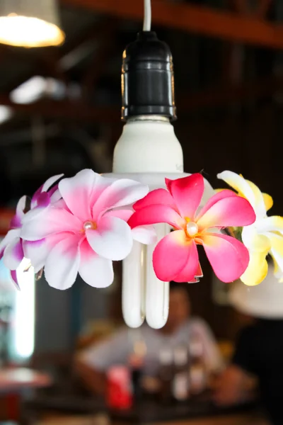 La lámpara con decoraciones de flores — Foto de Stock