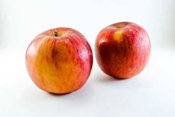 Beyaz arkaplanda kırmızı elma izole edildi — Stok fotoğraf
