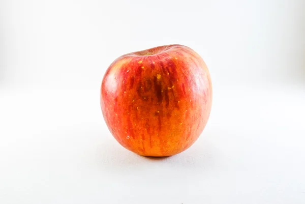 Pomme rouge isolée sur fond blanc — Photo