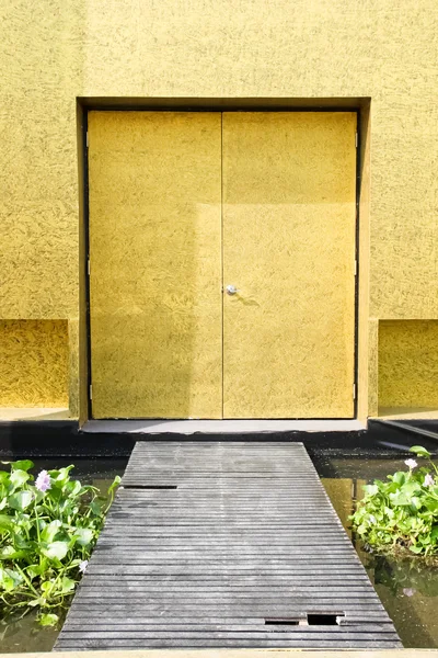 Boardwalks ve sarı kapı — Stok fotoğraf