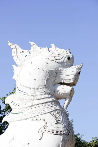 Den vita statyn av ett lejon — Stockfoto