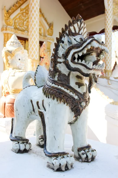 Den hvide statue af en løve - Stock-foto
