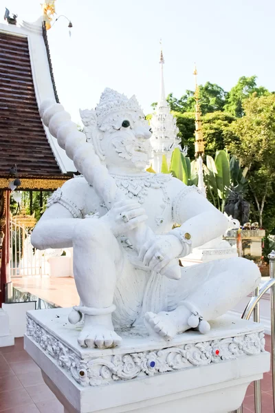 Die weiße Statue eines Riesen — Stockfoto