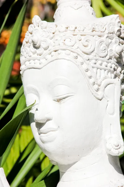 Beyaz heykel Buda — Stok fotoğraf