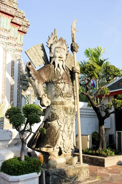 Статуя человека в Ват Пхо в Бангкоке — стоковое фото