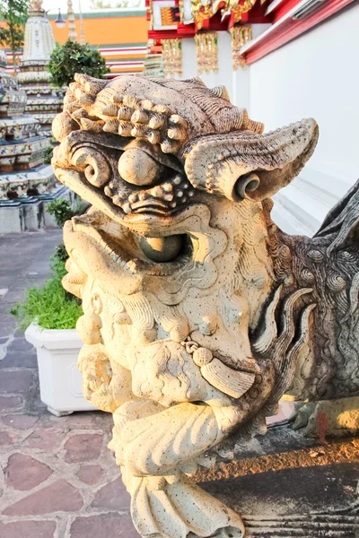 Άγαλμα στο wat pho στην Μπανγκόκ — Φωτογραφία Αρχείου