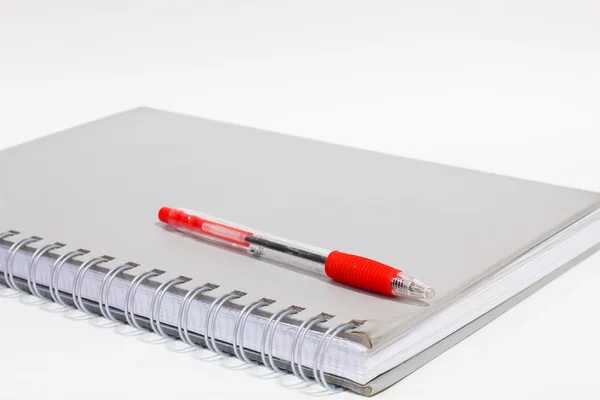 Caderno e caneta. Em um fundo branco — Fotografia de Stock