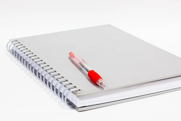 Cuaderno y pluma. Sobre un fondo blanco —  Fotos de Stock