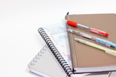 defter ve kalem. Beyaz bir arka plan üzerinde