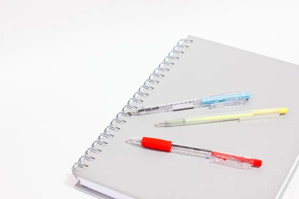 Anteckningsbok och penna. på en vit bakgrund — Stockfoto