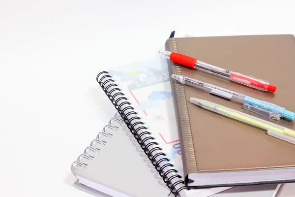 Notizbuch und Stift. auf weißem Hintergrund — Stockfoto