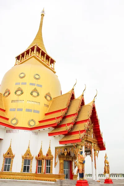 Het gebouw van de tempel bevindt zich op de chachoengsao, thailand — Stockfoto