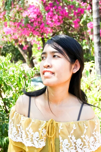 Um retrato uma bela menina asiática — Fotografia de Stock