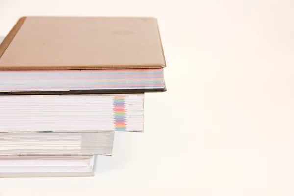Böcker är ordnade och bakgrunden är vit — Stockfoto
