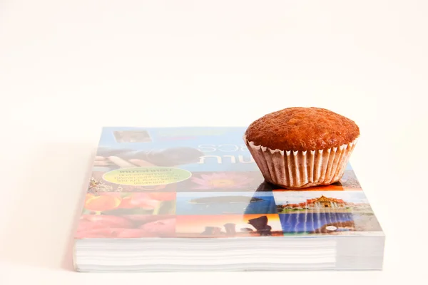 Posizionare le banane su un libro di dessert ha uno sfondo bianco — Foto Stock