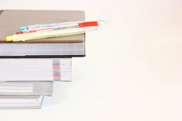 Книги расположены и фон белый — стоковое фото