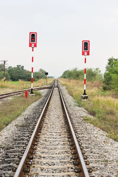 สัญญาณไฟและทางรถไฟ — ภาพถ่ายสต็อก