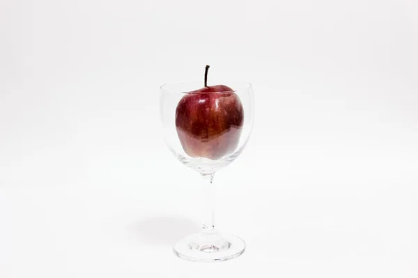 Maçã vermelha no copo — Fotografia de Stock