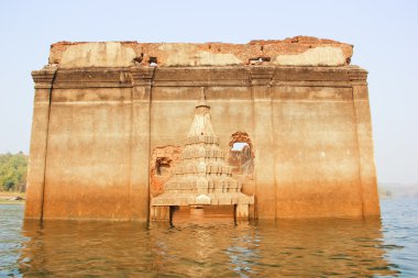 Suyun ortasında eski bir bina
