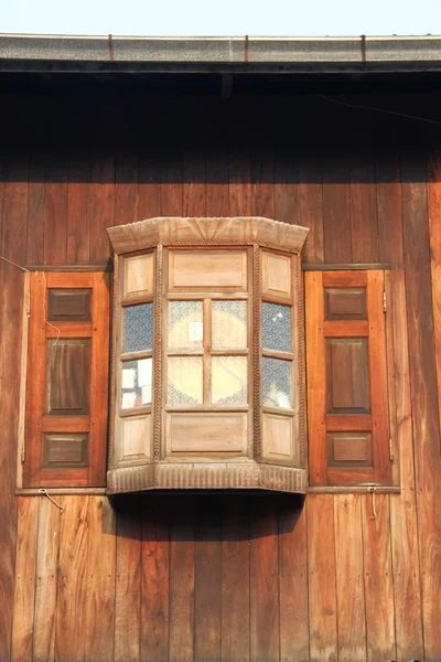 De ramen zijn donker bruin hout — Stockfoto
