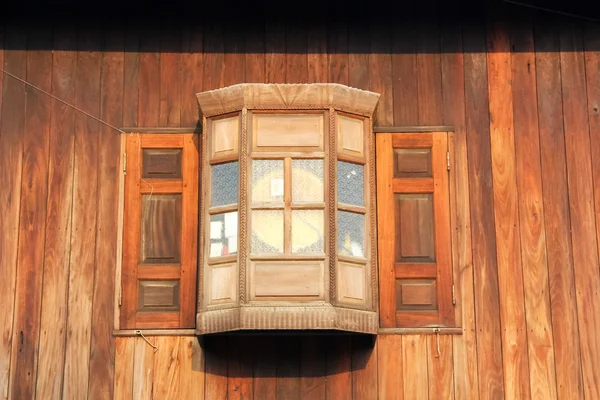 Die Fenster sind aus dunkelbraunem Holz — Stockfoto