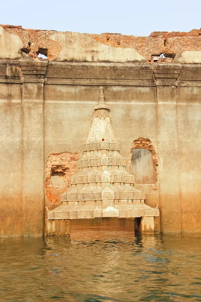 Suyun ortasında eski bir bina — Stok fotoğraf