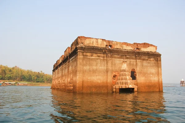 Suyun ortasında eski bir bina — Stok fotoğraf