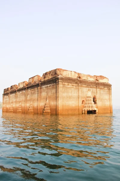 水の中に古い建物 — ストック写真