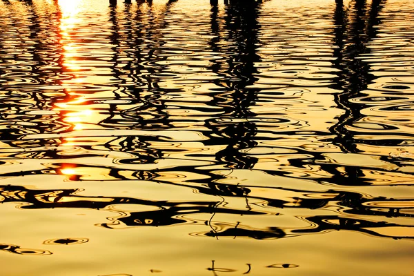 Il suo impatto sulla superficie dorata dell'acqua — Foto Stock