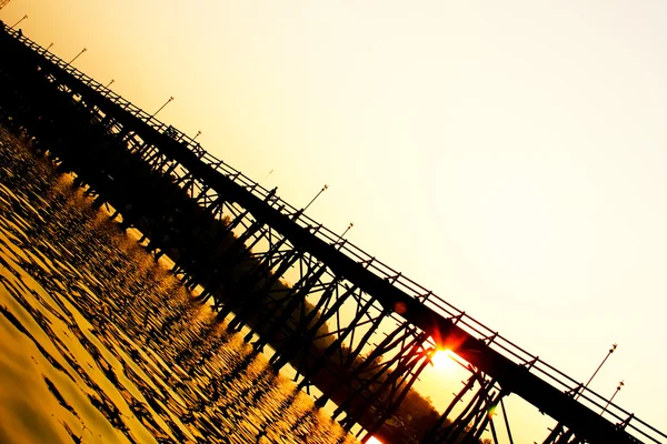 Köprünün ardında günbatımı — Stok fotoğraf