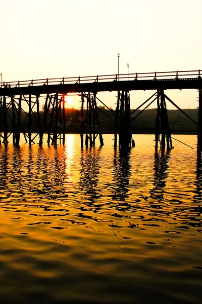 夕阳背后的桥 — 图库照片