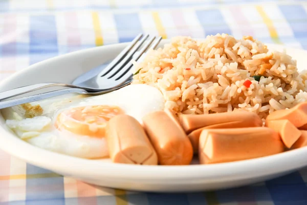 Stekt ris med ett stekt ägg — Stockfoto