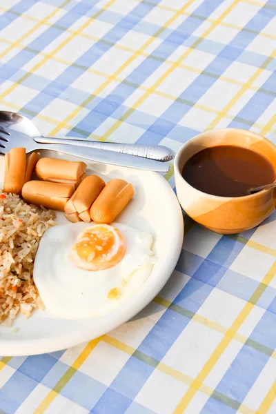 Fried rice with a fried egg with the coffee — Stock Photo, Image