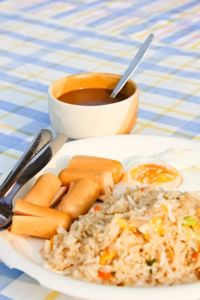 Stekt ris med ett stekt ägg med kaffe — Stockfoto