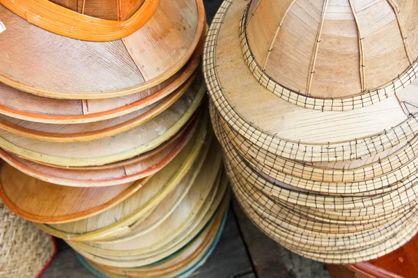木材にきれいな帽子を編む — ストック写真