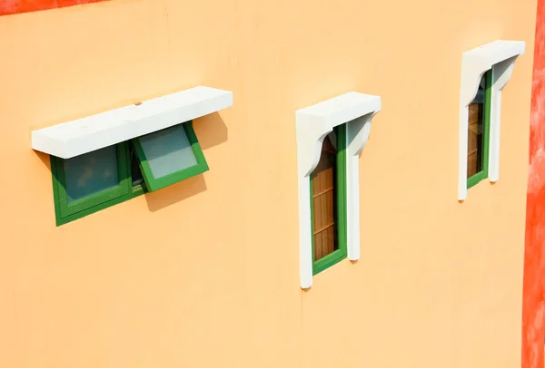 Ένα παράθυρο με το πορτοκαλή τοίχο — Φωτογραφία Αρχείου