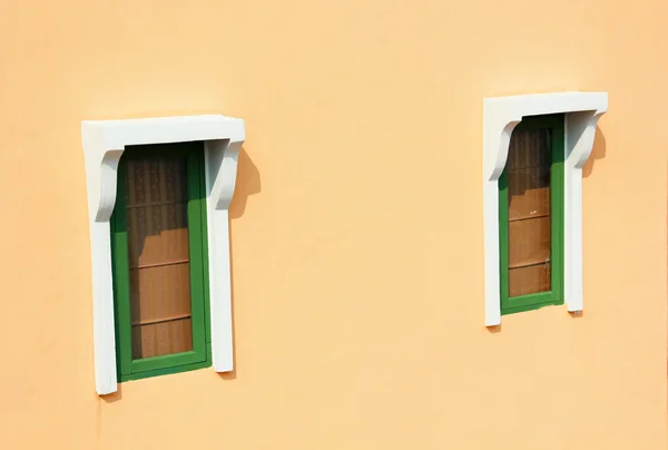 Okna ze ścianą pomarańczowy — Zdjęcie stockowe