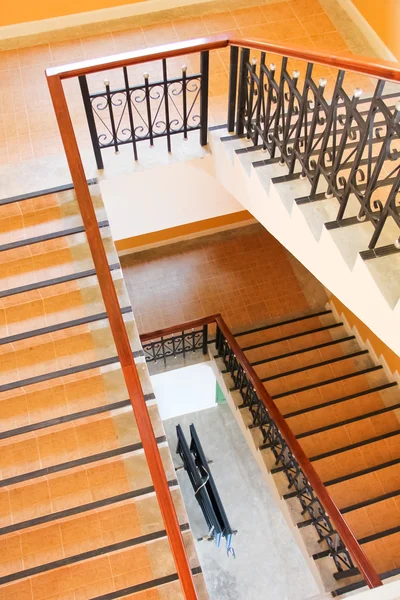 上下に木製の階段 — ストック写真