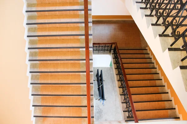 Las escaleras de madera arriba y abajo —  Fotos de Stock
