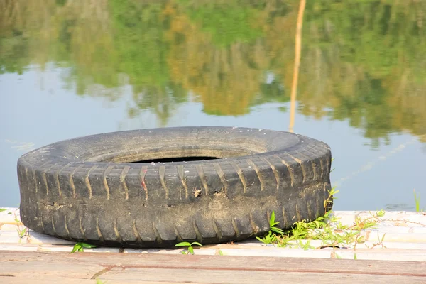 Les vieux pneus sont mis sur le bambou — Photo
