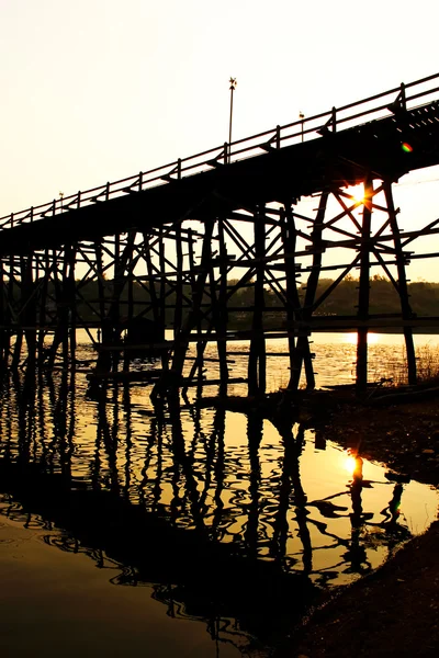 Un vecchio ponte di legno che lungo — Foto Stock