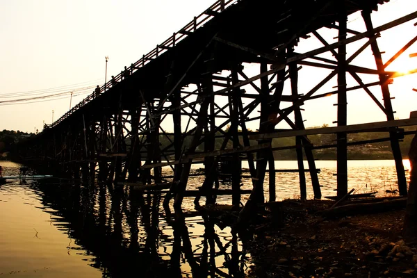 Un viejo puente de madera tan largo —  Fotos de Stock