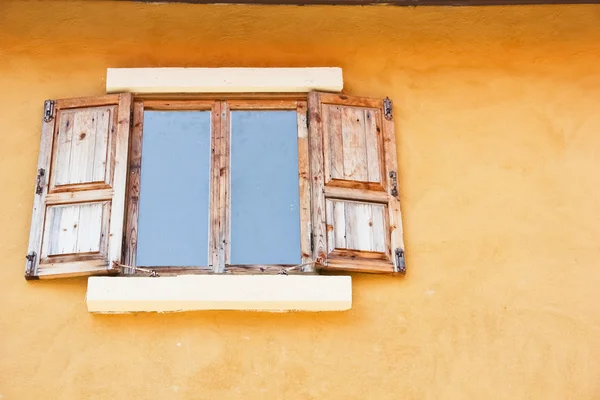 Hintergrundfarbe des Fensters zu einer gelben Wand — Stockfoto