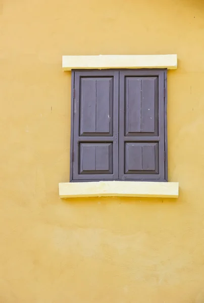 Close the window background color to a yellow wall — Stock Photo, Image