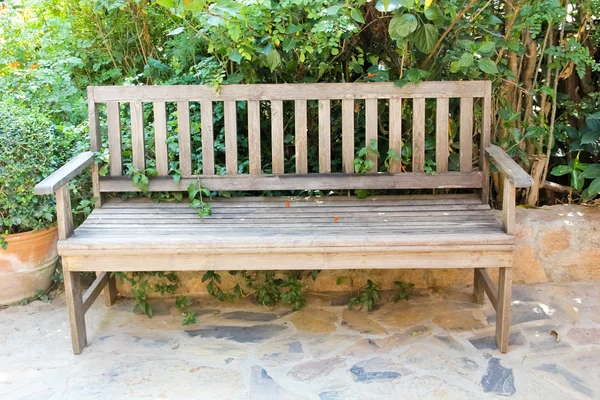 A velha cadeira de madeira no jardim — Fotografia de Stock